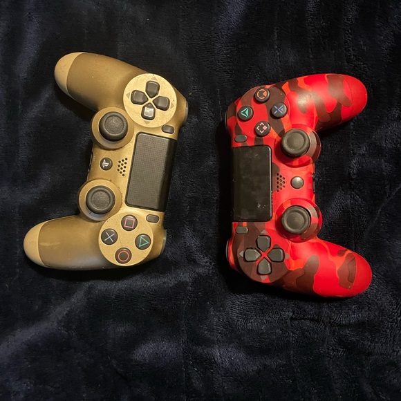 2 ps4 controllers - Picture 1 of 2